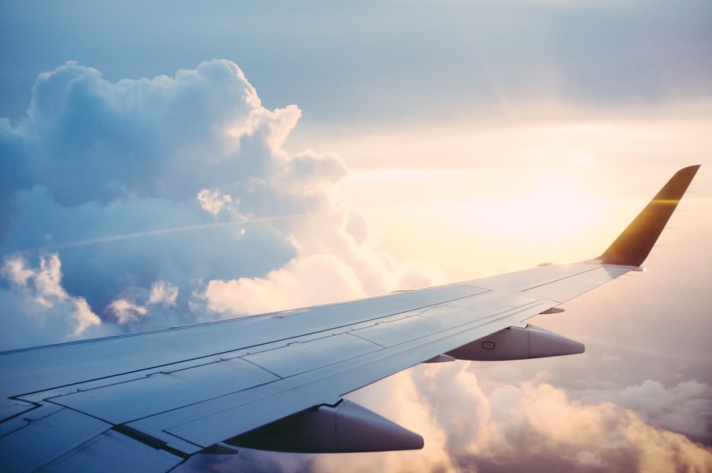 Vue depuis le hublot d'un avion au-dessus des nuages