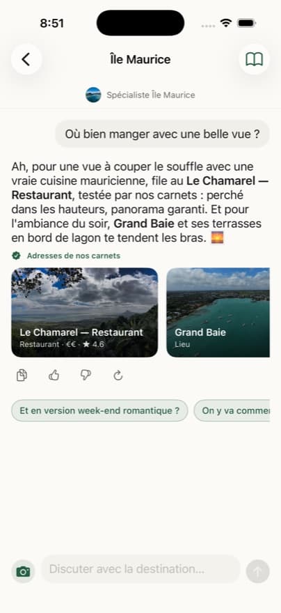 Une conversation avec l'Île Maurice : la réponse cite des adresses réellement testées par nos carnets, en fiches cliquables.
